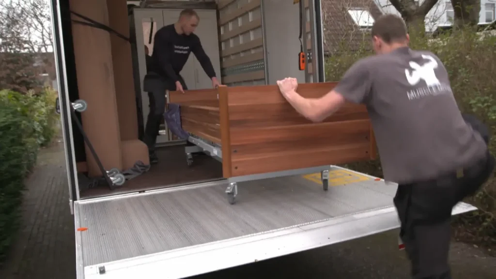MuscleMovers laadt een kast in de verhuiswagen, fragment uit De Grote Huisverbouwing op SBS6